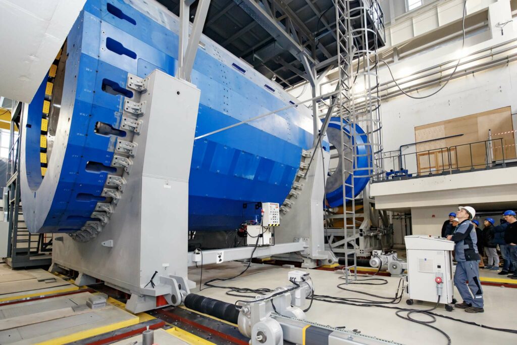 Специалисты ОИЯИ впервые установили сверхпроводящий магнит весом около 800 тонн на линию пучка элементарных частиц коллайдера NICA